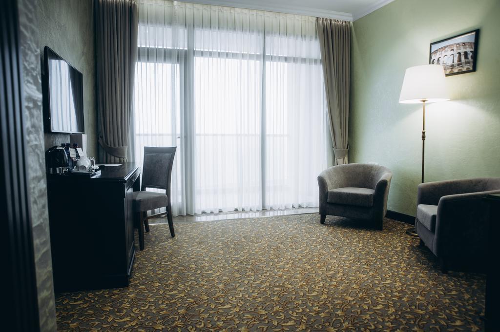 Colosseum Marina Hotel Batumi Esterno foto
